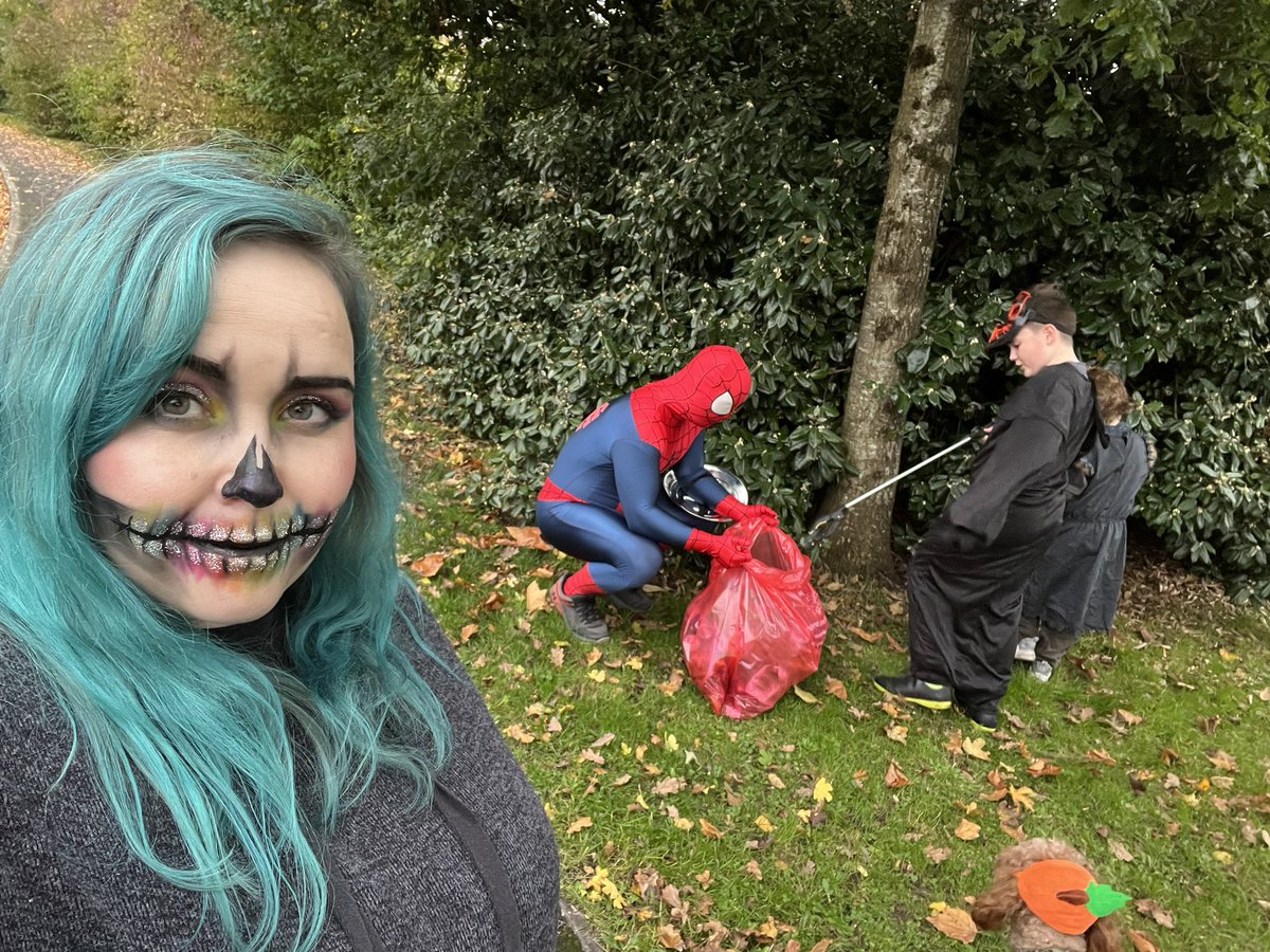 RecycleWithEl's tweet photo. Taking part in #HallowClean with the help of @SpiderMan 😆🗑️🚮 @KeepBritainTidy @Keep_Wales_Tidy https://t.co/pTP3JBItMk