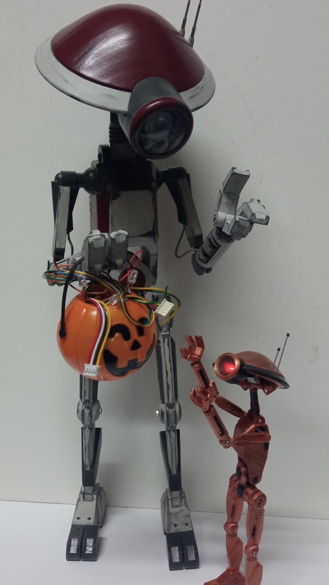 astromechspain's tweet photo. Preparados para Halloween!!!
👻🧙♀️🍬💀
#halloween #astromechspain #behappyandbuilddroids #starwars #droids #astromech #r2buildersclub https://t.co/8hALnlSqft