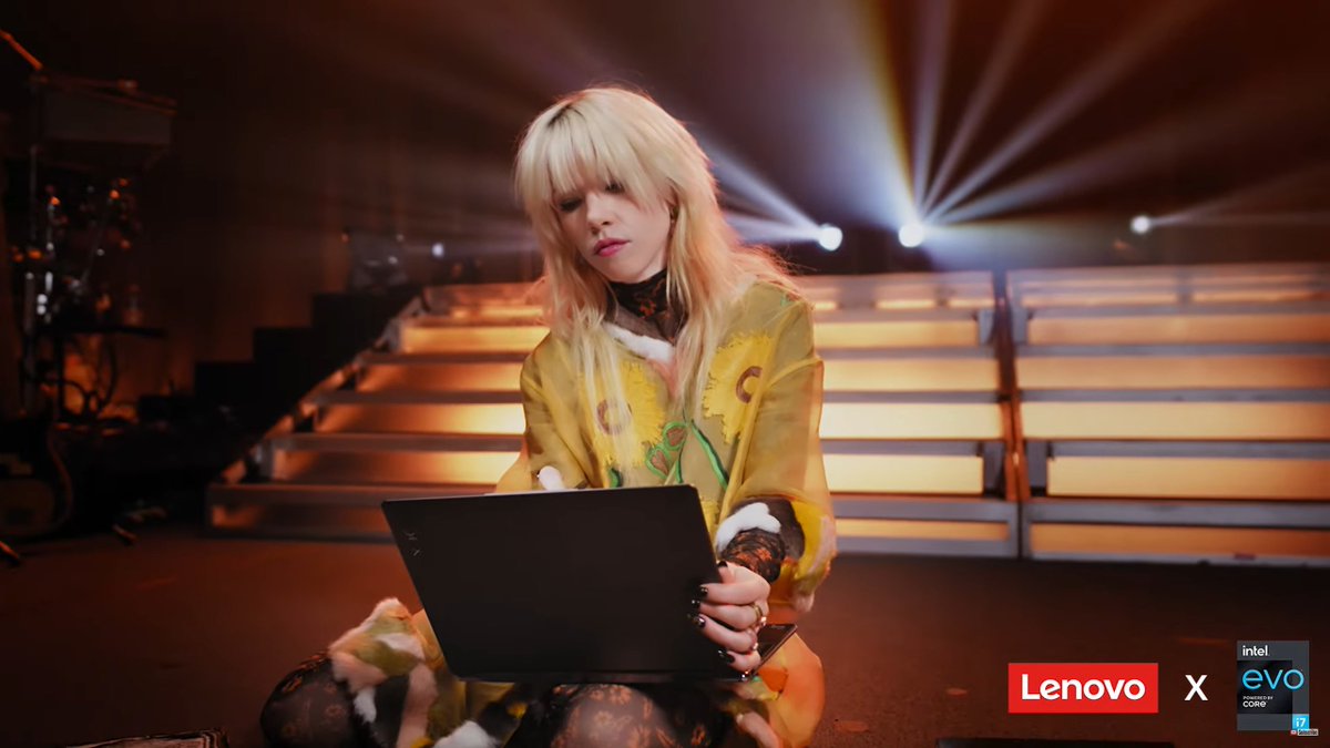 carlyraejcombr's tweet photo. "Eu irei colaborar com alguns dos criadores mais legais para trazer a minha visão a vida. Estou muito animada para incluir todos vocês na jornada.!"
De acordo com a descrição feita pela Lenovo, o videoclipe será "encenado" ao vivo, em Nova York. #SurrenderMyHeartLive https://t.co/3hQZQRsina