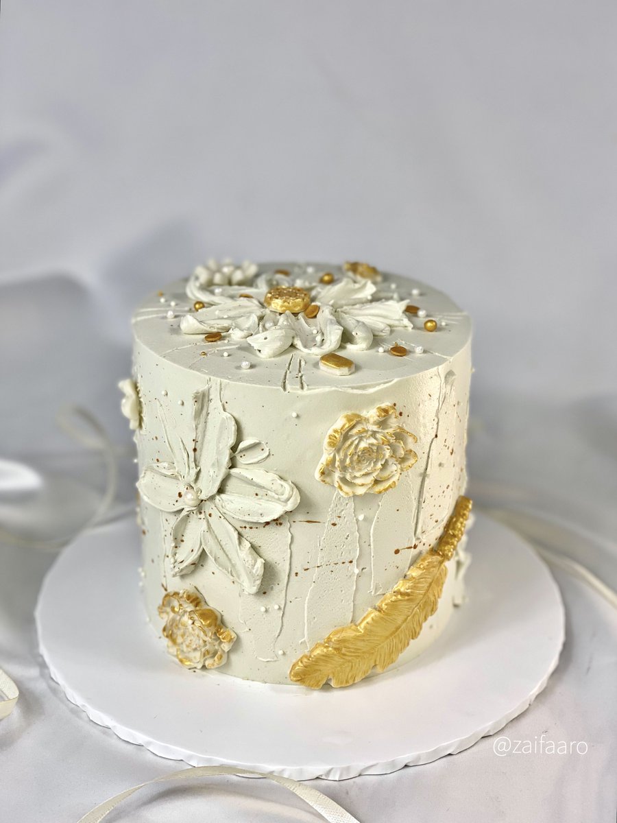 zaifaaro's tweet photo. White &amp; gold buttercream textured. https://t.co/v3ExpnpuQA