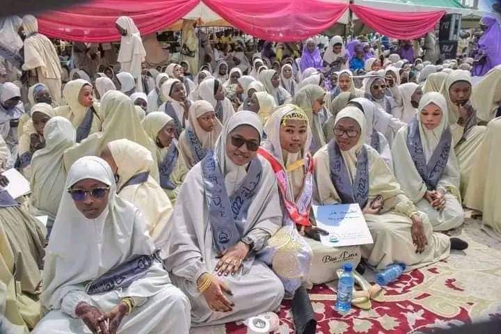 AnatomyOfSufism's tweet photo. Faidhatu Ibrahimiyya Kano Nigeria 

868 Students memorized Quran in the school of  Sheikh Muhammad Rabi'u which is located at the residence of Khalifa Isyaka Rabi'u, Goron Dutse,  Dala Local Government , Kano.

Total numbers of the Graduates

Female 584 
Males  284. ALHAMDULILAH https://t.co/f4gBpsysC0