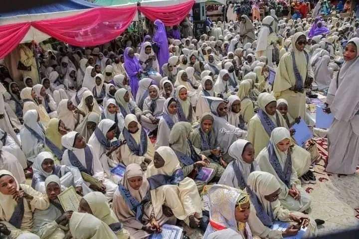 AnatomyOfSufism's tweet photo. Faidhatu Ibrahimiyya Kano Nigeria 

868 Students memorized Quran in the school of  Sheikh Muhammad Rabi'u which is located at the residence of Khalifa Isyaka Rabi'u, Goron Dutse,  Dala Local Government , Kano.

Total numbers of the Graduates

Female 584 
Males  284. ALHAMDULILAH https://t.co/f4gBpsysC0