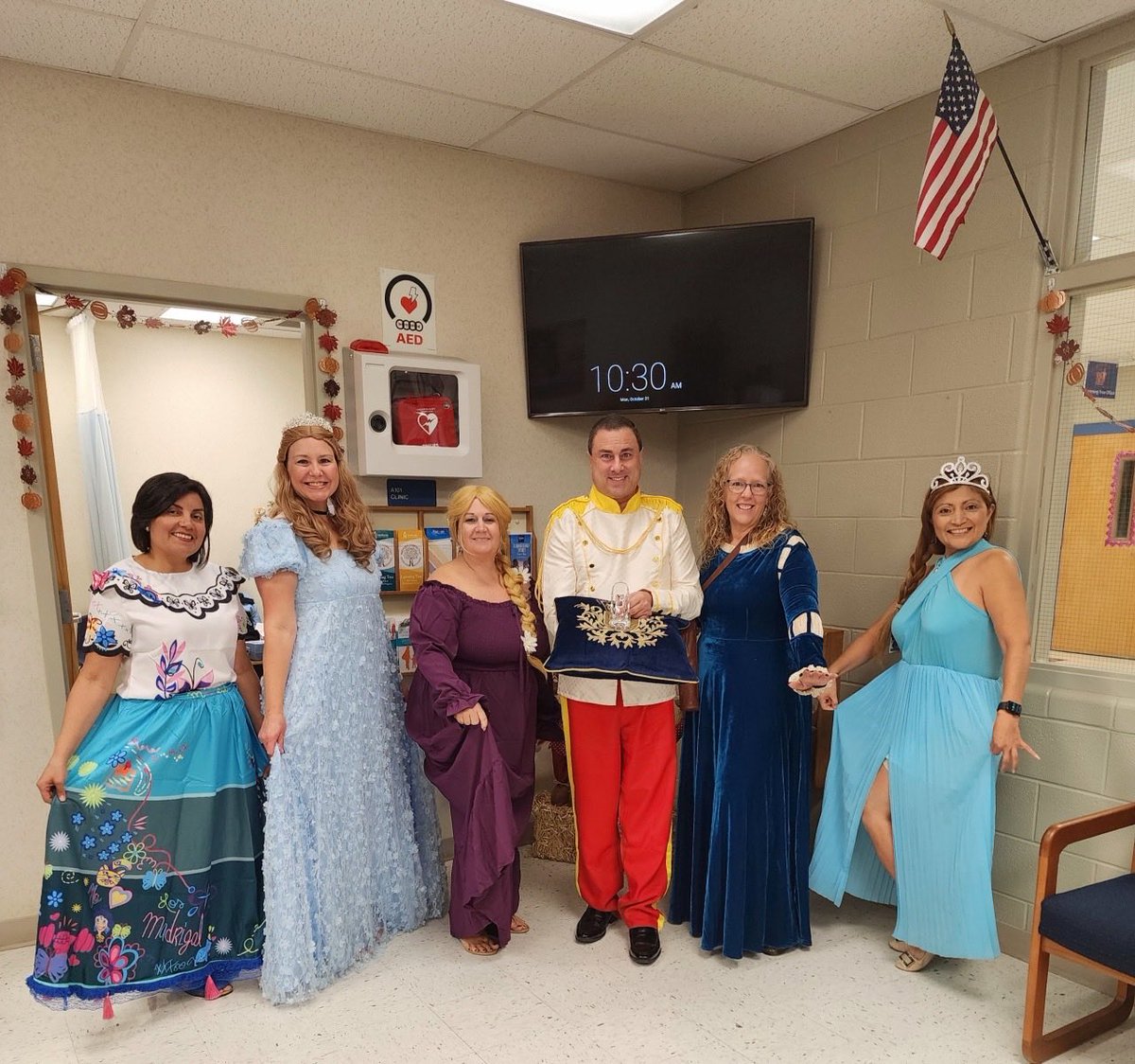 RubyC_NISD's tweet photo. Our Prince Charming and our queens and princesses make sure our students ⁦⁦@nisdnicholses⁩ receive the royal treatment everyday. They make all of our dreams come true. https://t.co/ifoYHw7kB8