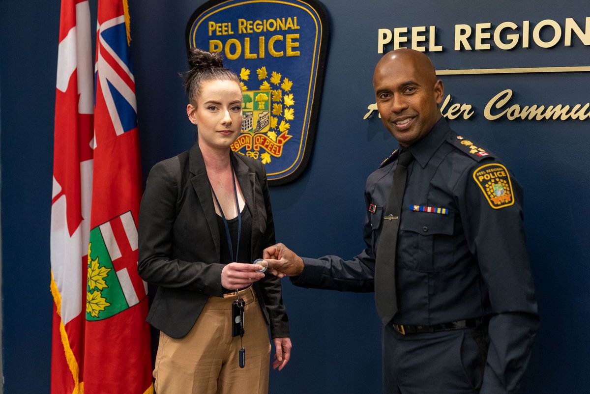 Humbled to present two of our @PeelPolice 911Communicators, alongside @ChiefNish with CMG coins to honour their courageous work under stressful and trying circumstances. In fact ALL our #unsungheores in Comms are working 365 & 24/7 to keep our communities and officers safe.