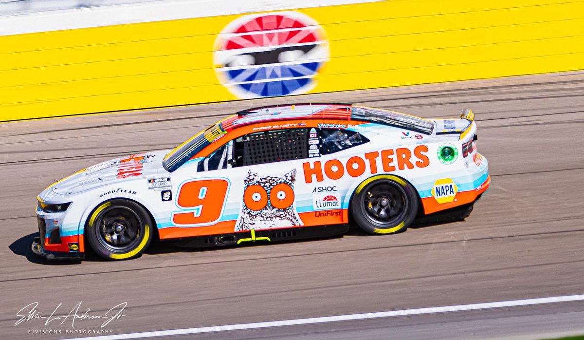 ejvisions67's tweet photo. Stage is set the final 4 racers for the @nascar.cup.series #championship @phoenixraceway @chaseelliott9 @rosschastain @joeylogano @cbellracing @teamchevy @teamtrackhouse @hooters @pennzoil @teamhendrick @team_penske @40sportsmediaorg will be in the building covering the race https://t.co/Y0ZXjkgfUl