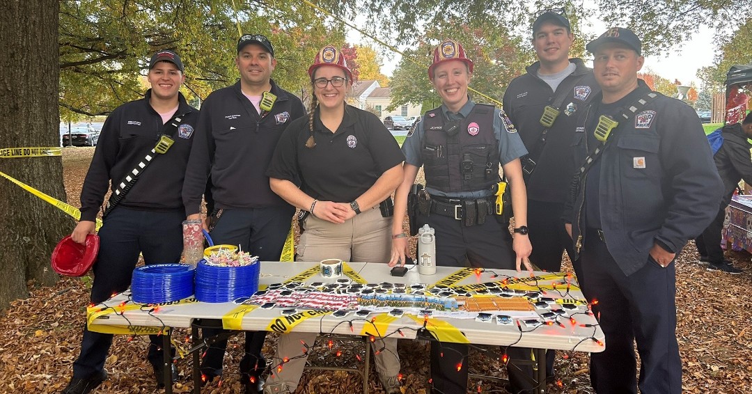 CityofFairfaxFD's tweet photo. We had so much fun at the first annual #Spooktacular Jack O'Lantern 🎃 Stroll at #VanDyckPark this weekend! And check out how snazzy #PD 👮♀️ members look in #FireHelmets 🚒!! 😁 @CityofFairfaxVA @FairfaxCityPD https://t.co/IzzwcOKXWR