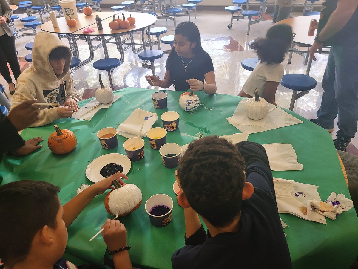 MsDingSGS_FTPS's tweet image. PBSIS first pop-up of the year!! The kids had a blast painting their pumpkins and dressed in their costumes. @MrSheffrin_FTPS @SGS_FTPSchools