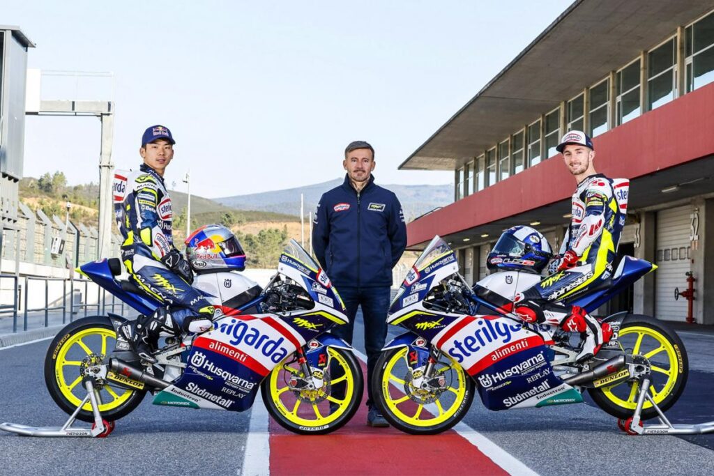 FuelUniverseTV's tweet photo. Max Biaggi cierra su equipo de Moto3 pero piensa a futuro
|||https://t.co/XCp18PuAIN|||
#Moto3 #MaxBiaggi #MaxRacingTeam #Husqvarna #KTM #MotoGP #GatoMotos #FuelUniverse https://t.co/OpwXlPYXsf