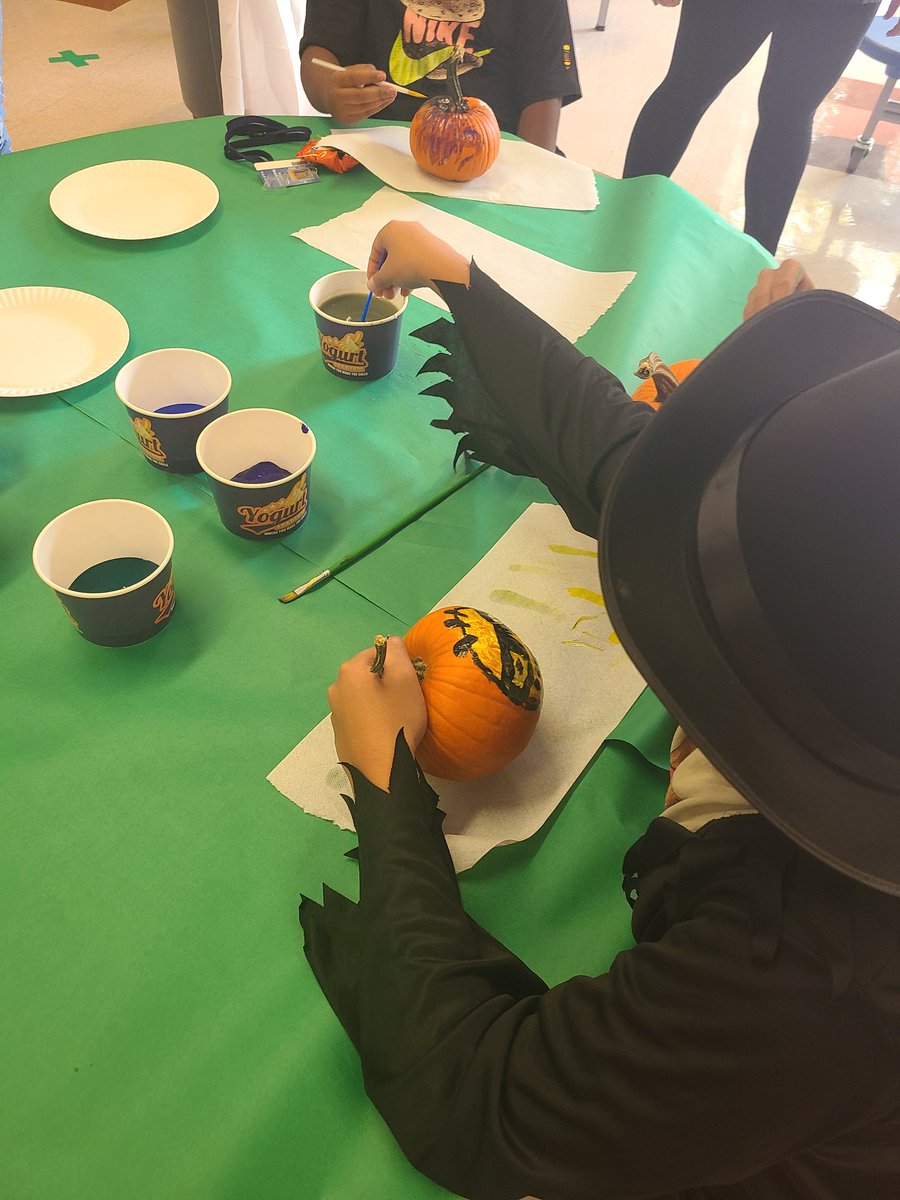MsDingSGS_FTPS's tweet image. PBSIS first pop-up of the year!! The kids had a blast painting their pumpkins and dressed in their costumes. @MrSheffrin_FTPS @SGS_FTPSchools