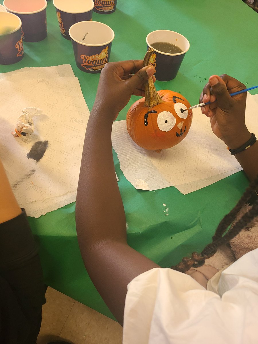 MsDingSGS_FTPS's tweet image. PBSIS first pop-up of the year!! The kids had a blast painting their pumpkins and dressed in their costumes. @MrSheffrin_FTPS @SGS_FTPSchools