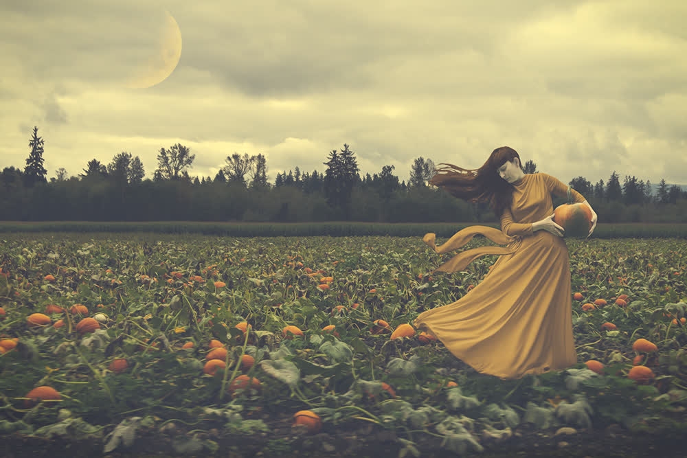 ladymisselle's tweet photo. harvest moon⠀
🌙⠀
 Happy Samhain~⠀
🎃⠀
#selfportrait #halloween #samhain https://t.co/ooxDDdpAzs