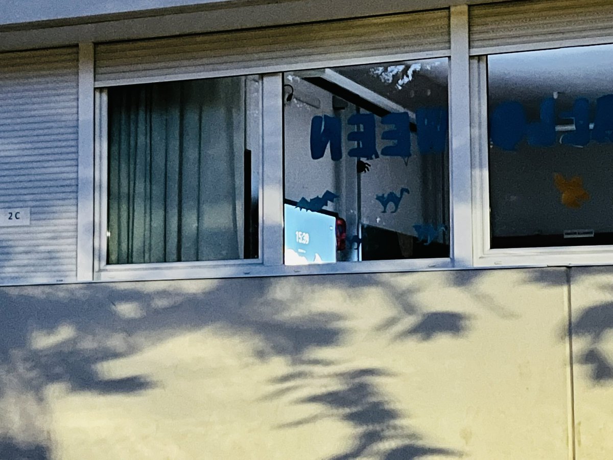 ivanlouis87's tweet photo. Schermi delle lavagne multimediali accesi alla scuola primaria La Clarina chiusa (17.43). Alla faccia delle circolari della @ProvinciaTrento e del #risparmioenergetico. Ma tanto paghiamo noi, no? #trento #scuola @ICTN4 https://t.co/ldqHuetUcC