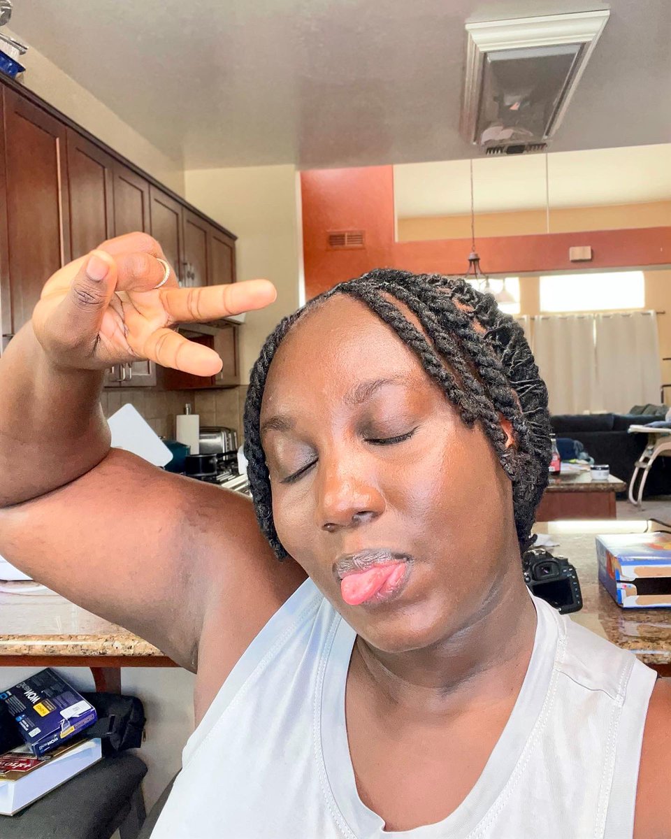 siamtarawalie's tweet photo. Clearly I can never choose just one photo to post so enjoy 🤷🏿♀️😂
#womenwithlocs #womenwithlocsrock #womenwithlocsdoitbetter #blackwomenwithlocs🔥 #locs4life #blackqueen #blackqueen👑 #blackqueensmatter #BlackQueenMagic https://t.co/Q6VgFDaFoJ