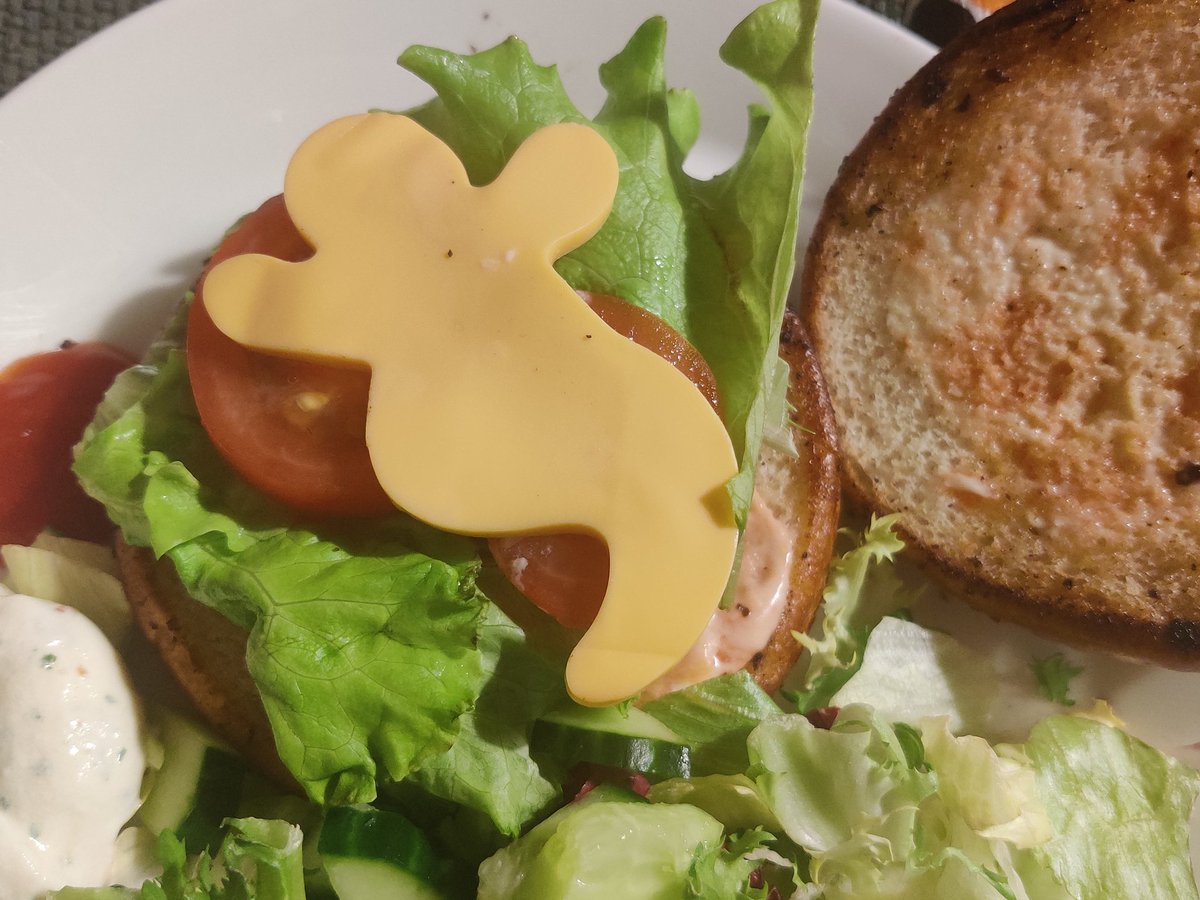 Too_tilly151's tweet photo. Homemade spook burger 👻 #Halloween https://t.co/k8ZpMMSFbB