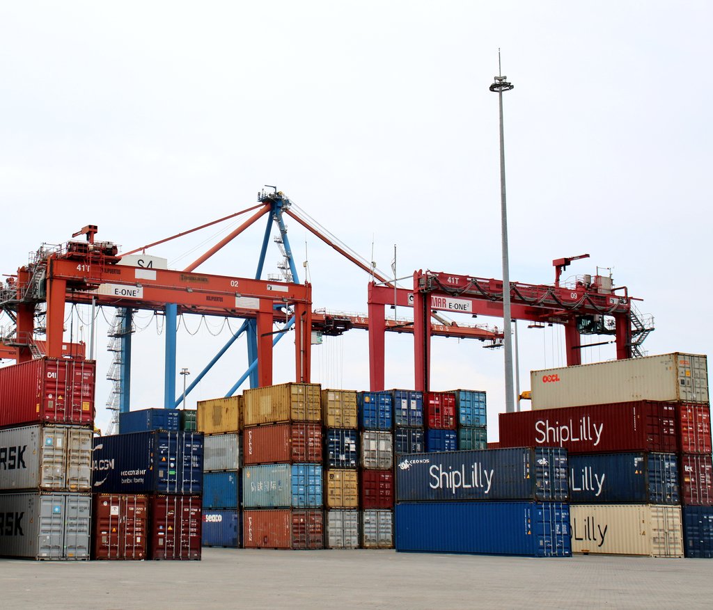 #Entérate🚢|| Desde el Muelle 27 de <a href="/BolipuertosTEC/">Bolipuertos TEC</a>, la fuerza portuaria ejecuta con seguridad las maniobras de estiba y desestiba de 778 contenedores. ¡Seguimos Avanzando!
@Bolipuertos_ 
#BrasilRenaceConLula