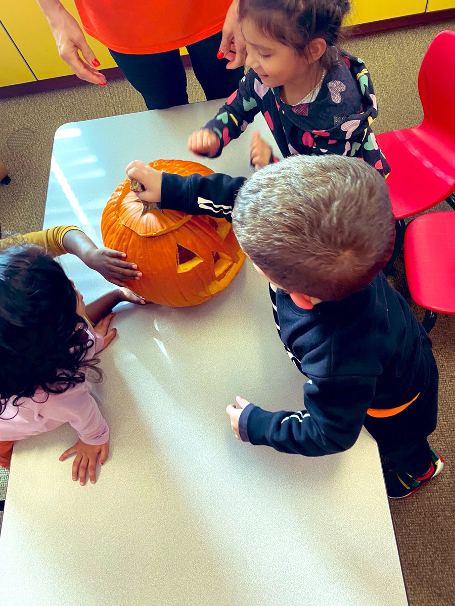 MissEricaTeach's tweet photo. Happy Halloween from Room One 
🎃🍂 https://t.co/C3LoXD2ttF