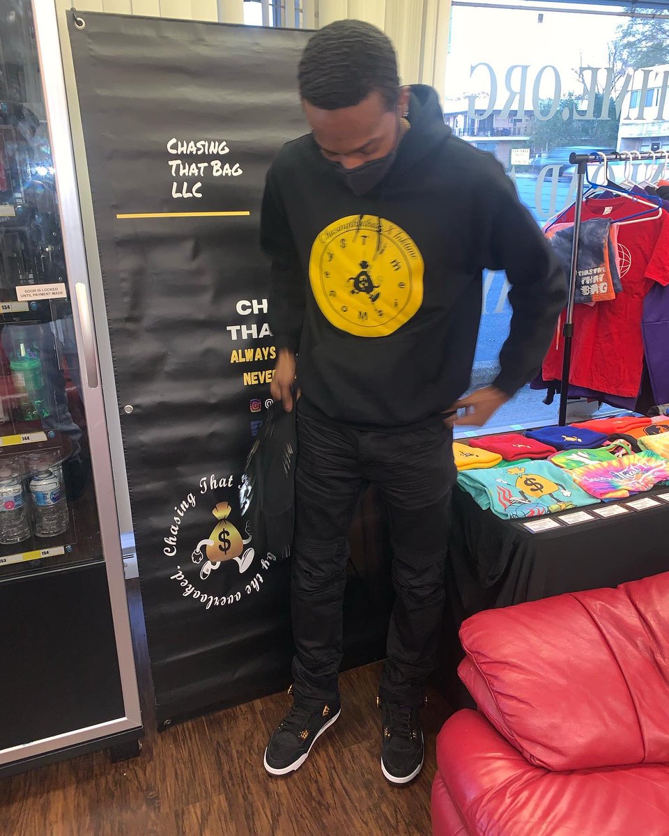 MoneybagTim_'s tweet photo. “Move after move puttin' plays in daily
Now everybody think I owe them something and its crazy” 
💰
💰 Shop @Chasingthatbag1 💰🏃🏾‍♂️🌎LINK IN BIO 
💰USE DISCOUNT CODE “BAGCLUB” FOR 30% OFF YOUR ORDER💰🏃🏾‍♂️
💰
💰🏫: Ink Time
💰📸: @DevoHoncho 💰🏃🏾‍♂️
💰👕: CTBXINKTIME Collab Hoodie https://t.co/U2bgdz0yi4
