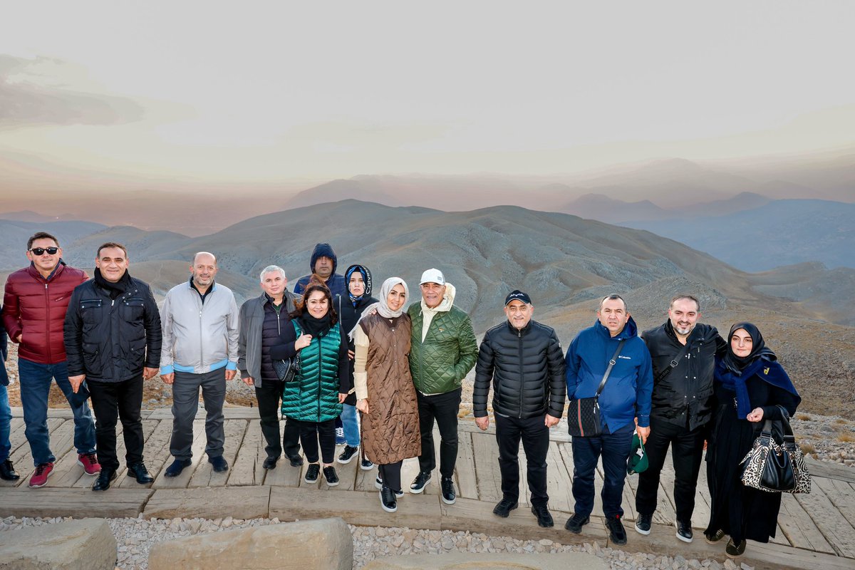 Güneşin doğuşu ve batışının en güzel izlendiği yer olan Nemrut Dağı’ndayız 🤩🌅

Tüm hemşehrilerimize selam olsun 👋🏻