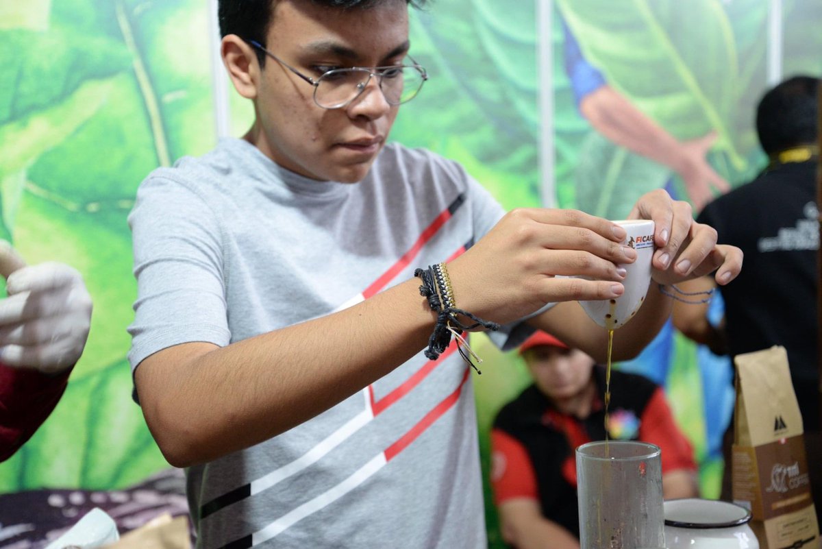 Ficafe_peru's tweet photo. #SomosFicafé2022 
Rolando Ruiz, el creador de la primera cafetera peruana “Mupeco” también se encuentra presente en la Ficafé Ayacucho – Vraem 2022. 
Él viene exponiendo y comercializando este método de filtración de café personal con cucharilla para control de caída de agua. https://t.co/vcphtVBBmp