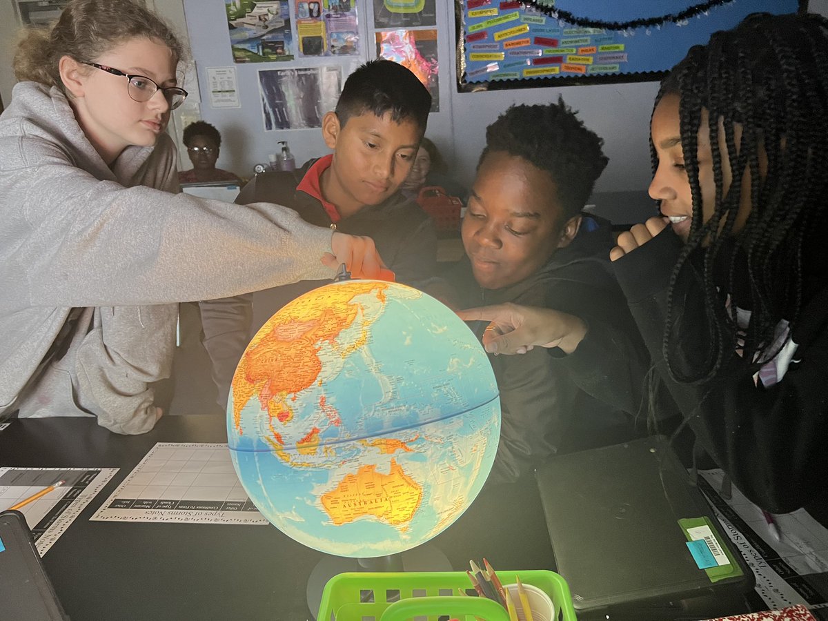 SandersMiddle55's tweet photo. Ms. Etha’s sixth graders @SandersMiddle55 are using globes to learn about air masses and weather patterns. These Yellowjackets think science rocks! #RocknLearn @864Dawkins_ @LCSD55 @loveSCschools https://t.co/avf0udFYkN