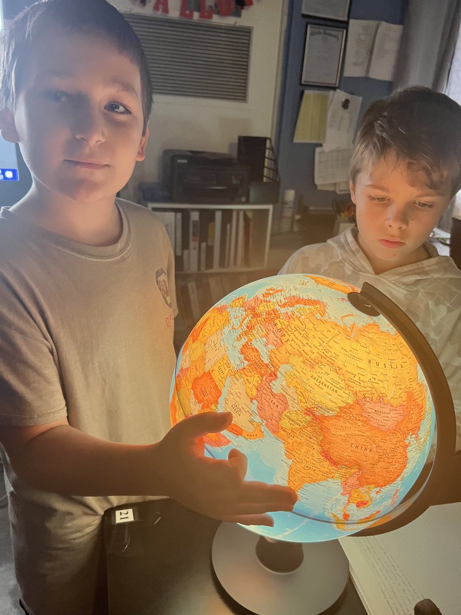 SandersMiddle55's tweet photo. Ms. Etha’s sixth graders @SandersMiddle55 are using globes to learn about air masses and weather patterns. These Yellowjackets think science rocks! #RocknLearn @864Dawkins_ @LCSD55 @loveSCschools https://t.co/avf0udFYkN
