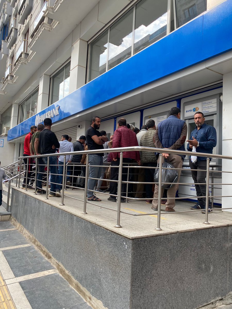 Mardin/Kızıltepe’de bugün Suriyelilerin maaş kuyruğu. Suriyeliler 1610 TL destek maaşı alıyorlar. Sağlık, ilaç, eğitim bedava. Farklı sosyal yardımlar ve gıda yardımları ayrıca yapılıyor. Sonra utanmadan ucuz işçi deniyor. Bu destekleri Türklere ver, onlarda sigortasız çalışır.