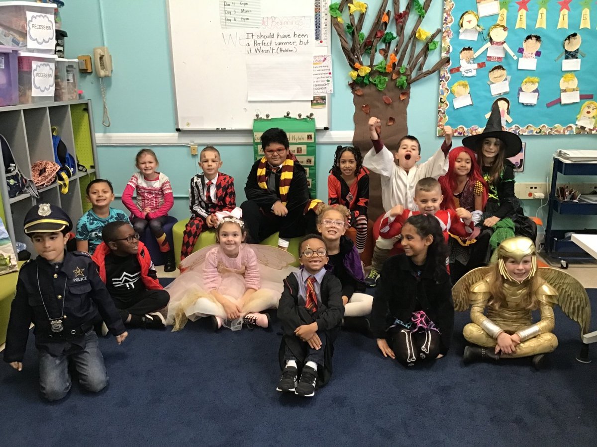 Jfteach27's tweet photo. A little Halloween fun in Mrs. Lopes and Mrs. Fiorentino's class @MineolaUFSD https://t.co/AAsirMSNCS