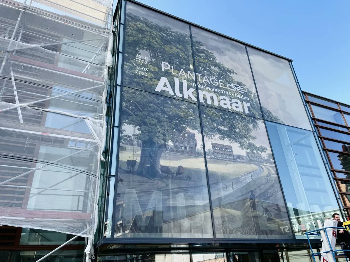 MuseumAlkmaar's tweet photo. Vanaf vandaag staat Plantage Alkmaar. Alkmaar in Suriname 1745-heden bij ons in de steigers. De tentoonstelling is te zien vanaf 26 november a.s. Het voorproefje is vanaf vandaag te zien op de gevel. https://t.co/iyS28MInl1
