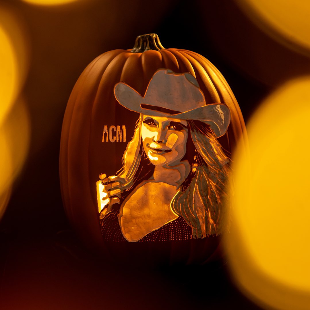 It's Hallow-queen, @MirandaLambert 😍 What a way to end #ACMguessthatpumpkin 🎃 Pumpkin carving carver: @ThePumpkinGeek