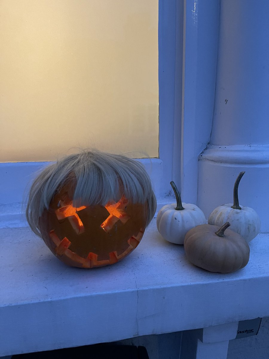 lambertyhonor's tweet photo. PumpKaren and her 3 kids #Halloween https://t.co/1pKIHx2UFd