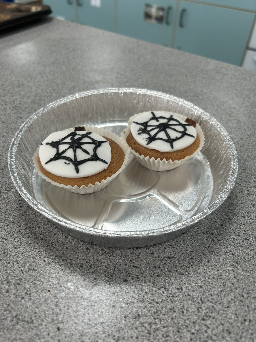 MissLaingBBHH's tweet photo. How good do these Halloween cakes look? Hope everyone has a great Halloween!! 🎃👻 #homec #homeeconomics #halloween #halloweencakes https://t.co/rLATo5ty1I