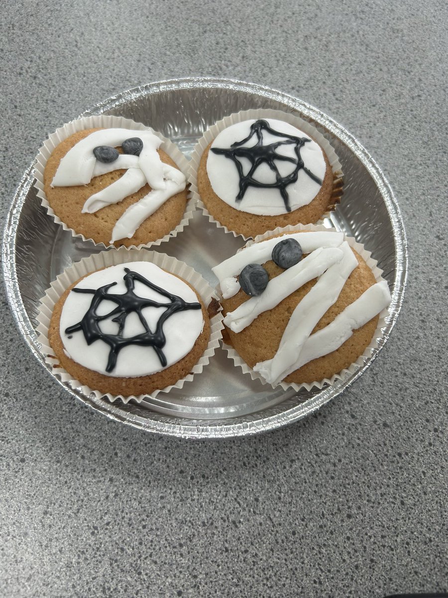 MissLaingBBHH's tweet photo. How good do these Halloween cakes look? Hope everyone has a great Halloween!! 🎃👻 #homec #homeeconomics #halloween #halloweencakes https://t.co/rLATo5ty1I