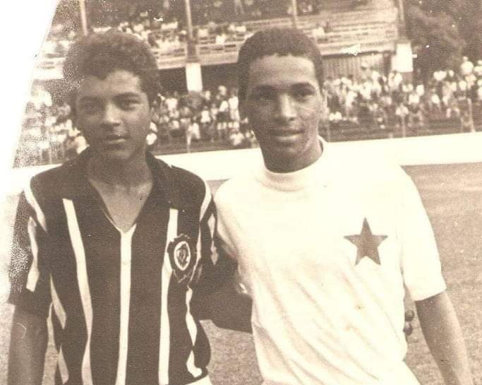 TuneldoTempoNFC's tweet photo. #LENDASDOFUTEBOLAMAZONENSE
⚽ Craques Carioca e Jorginho: irmãos de sangue e da bola num #RioNal no velho #ParqueAmazonense
📸 Acervo de Jorge Maia.
#Naça #Carioca #Jorginho #ARNC #NFC #LeaoxGalo #ClassicoMaisAntigodoNorte #Nacional #Anos70 #70s https://t.co/wJLINvr6Dn