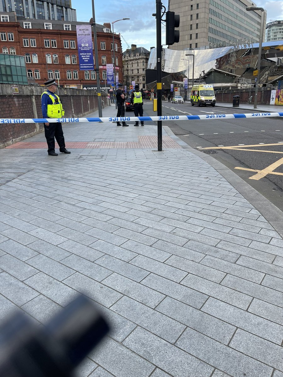 skullkxdd's tweet photo. Well this was terrifying, evacuates out of the trains due to a suspected hand grenade in Birmingham new street. https://t.co/adzFVEBvV2