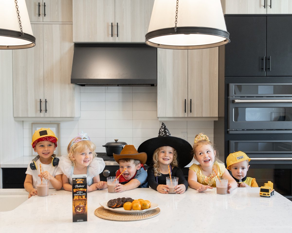 Producers Dairy is wishing you a happy and safe Halloween!
.
.⁠
@mccaffreyhomes and <a href="/tesoroviejo/">とれじゃー.cs</a>
#producersdairy #producers #fresno #dairy #realcaliforniamilk #nourisheslives #instoresnow #supportlocal #halloween #halloweencostume #happyhalloween #spookyseason #chocolatemilk