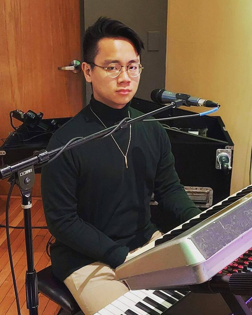 Happy Halloween! Should I wear turtlenecks more? (or Andy Warhol vibe as @shazaam777 said) 
📸 stolen from @daddysescalade
#musician #halloween #disco #costume #disfraz #turtleneck instagr.am/p/CkYmvNiLMXq/