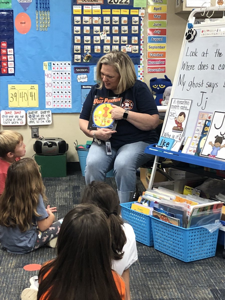 We had a mystery reader today!!! Thank you Mrs. Mielke for reading to us today!! #tesbulldog #wisdgreatness <a href="/crystalmielke/">Crystal Mielke</a> <a href="/CastellanosAsh/">Ashley Castellanos</a> <a href="/kristeneckerman/">Kristen</a>