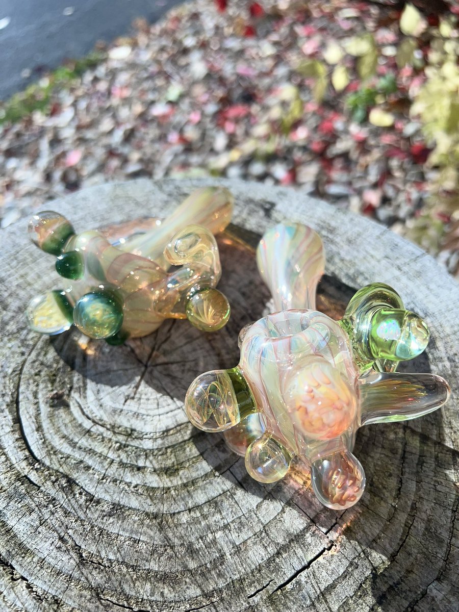 devianceglass's tweet photo. [x] #devianceglass #pendant #glass #glassart #glassartist #rockfordil #rockford815 #heady #headyart #headyglass #fumed #deviance #torchlife #glasslife #melting #turntup #headyjars #glassjars #jars #glasspipes #pipes #lampwork #glassblowing #hashtag https://t.co/IMNfHSBqIC
