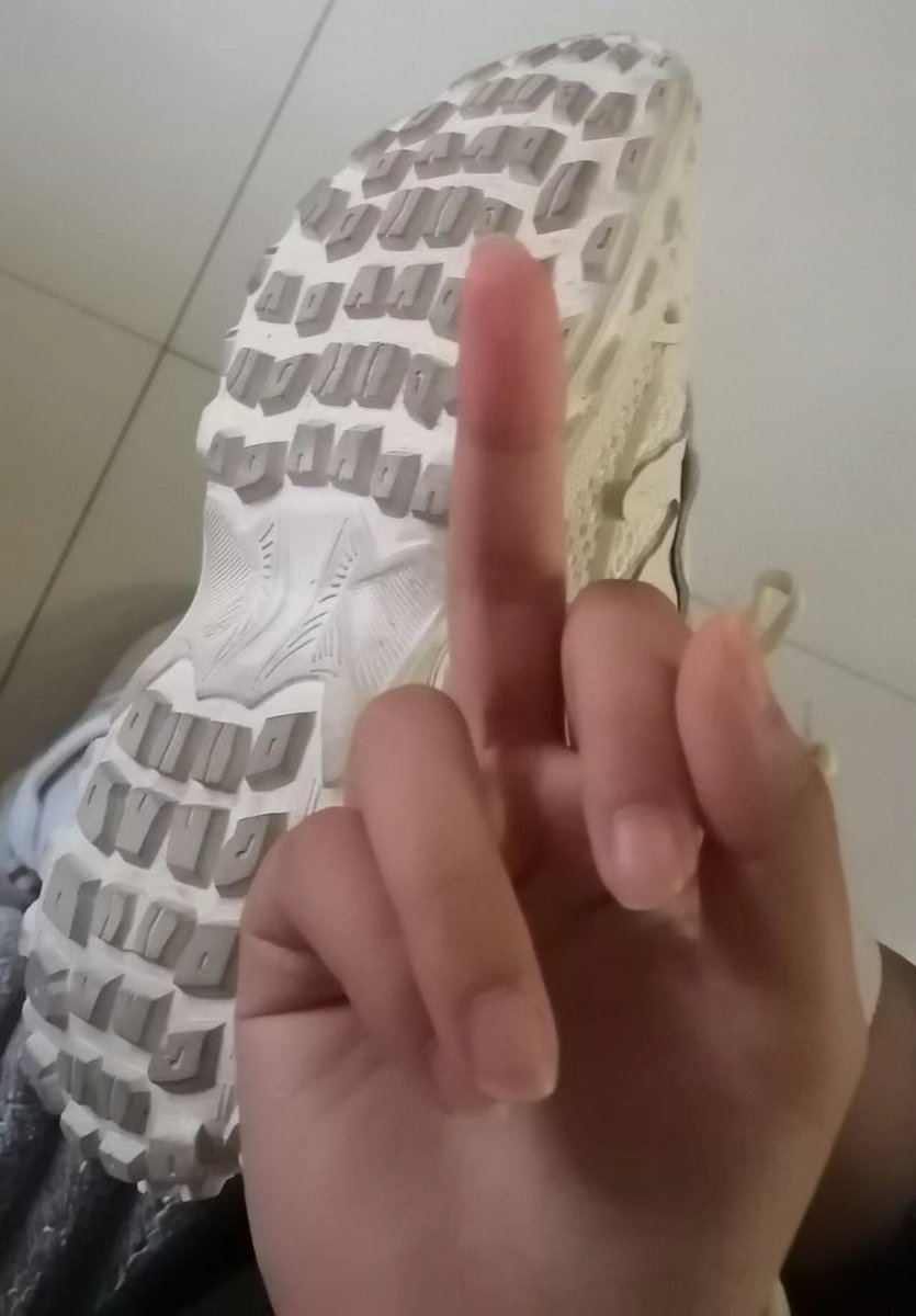 求上大学的素人小姐姐给拍的，小姐姐很可爱，看着中指和鞋底，还不快🐍 #ATM奴  #崇拜鞋底 #羞辱辱骂 #sm #崇拜女性 #踩踏羞辱 #脏鞋底