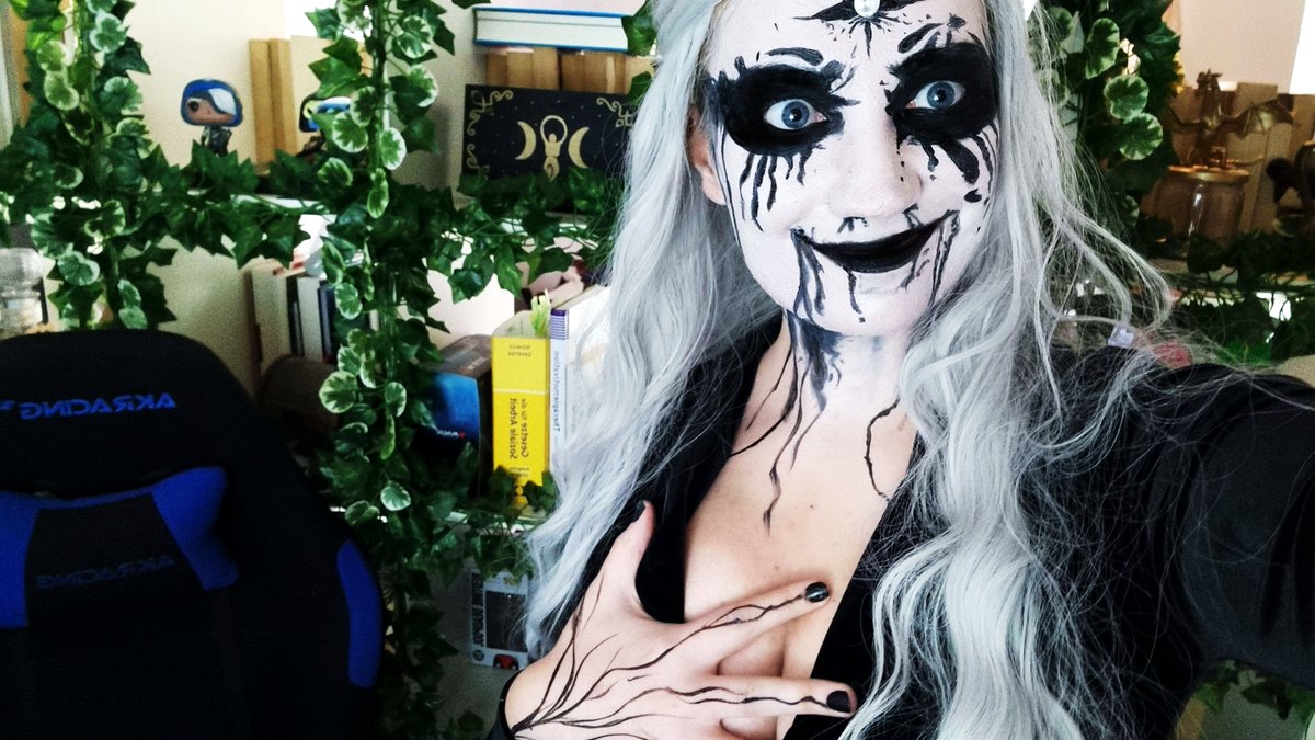 Eigentlich wollte ich das Bild vor dem Stream posten aaaaber Zeitmanagement und so xD

Es hat mega Spaß gemacht - auch wenn meine englische Aussprache sehr cringe war... Danke für alle, die trotzdem(oder gerade deswegen haha) da waren. 
#gamerfreundinnenHalloween