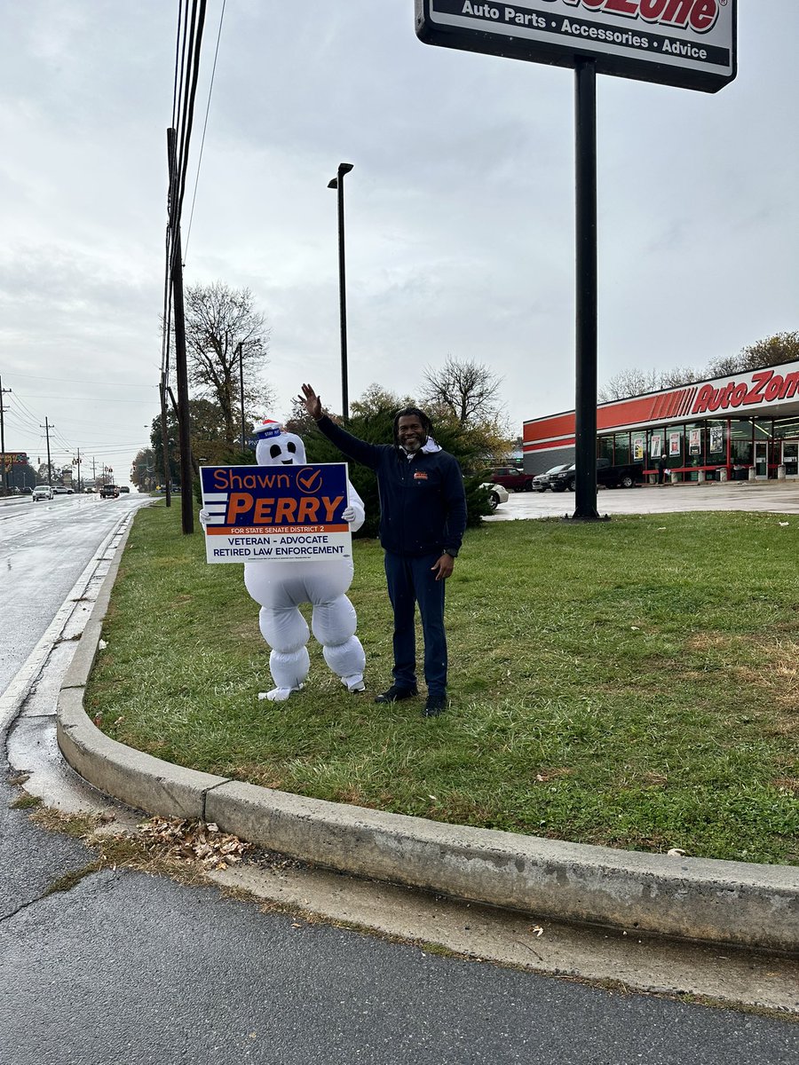 CandidatePerry's tweet image. Smile!! My volunteers and supporters are great!#EarlyVoting #volunteers #signsofchange #Halloween #marylandstatesenate