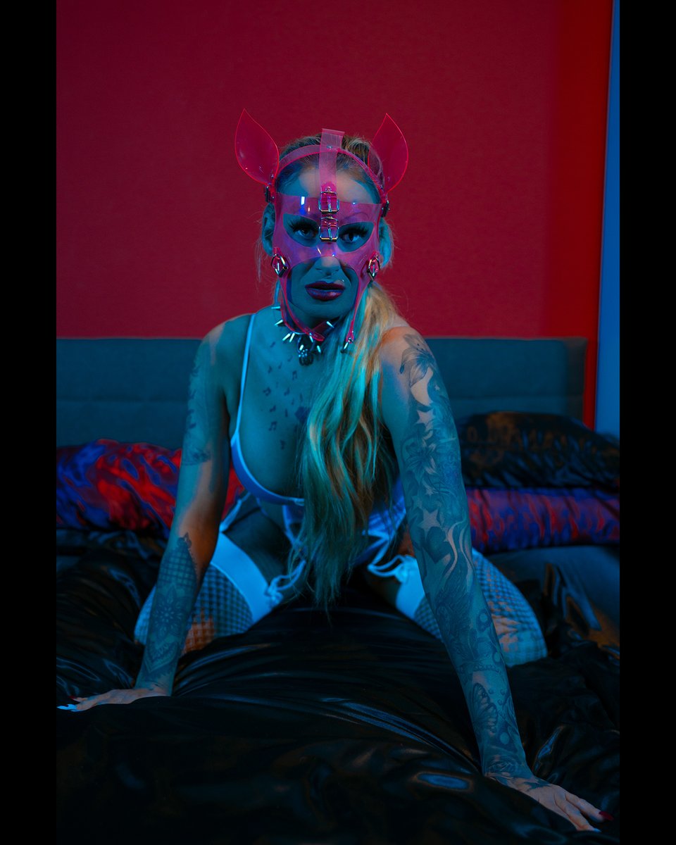 EmjayRosso's tweet photo. Spooky cat wishes you a happy halloween
Kiss @EmjayRosso and @MarkGabi1
#legs #cute #blondtattoogirl
#alternativeblond #nylons #HappyHalloween
#tattoomodel #stockings #inkedmodels #trashart
#tattoolady #nicelingery #bimbodoll #magagirl #darkart
#maske #jadedjewall https://t.co/HP9sFISGYS