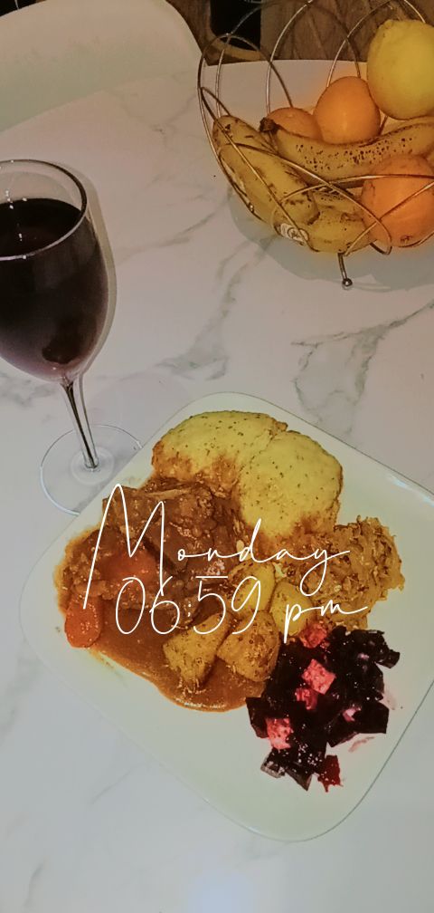 MpumiMoyana's tweet photo. Weather permits today some comfort food ππ beef stew with dumplings #simplycooking https://t.co/24sVb5D8ZU