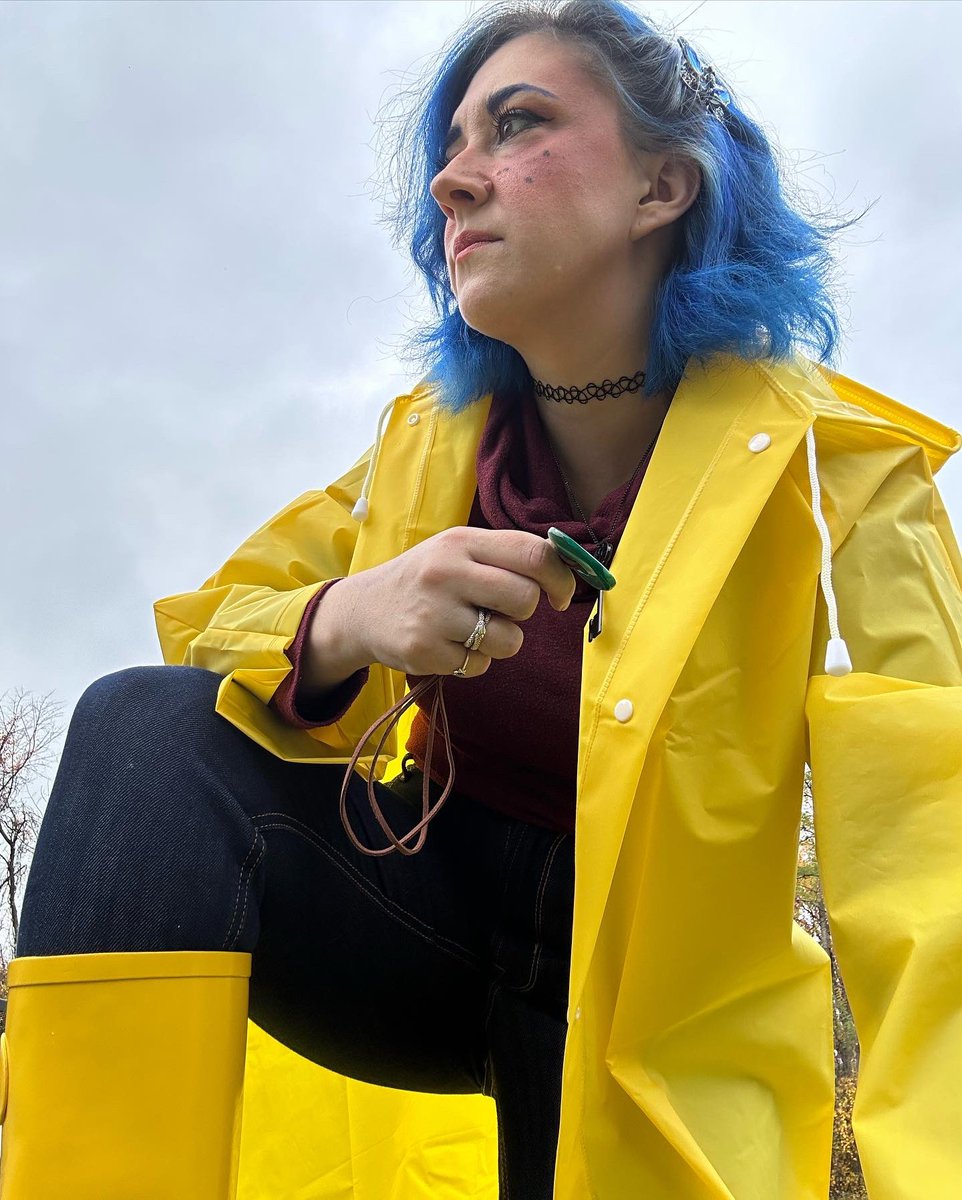 Dressed up as Coraline, so naturally I had to go outside and take photos!
#coraline #halloween #HappyHalloween #cosplay #cosplayonabudget #over30cosplay