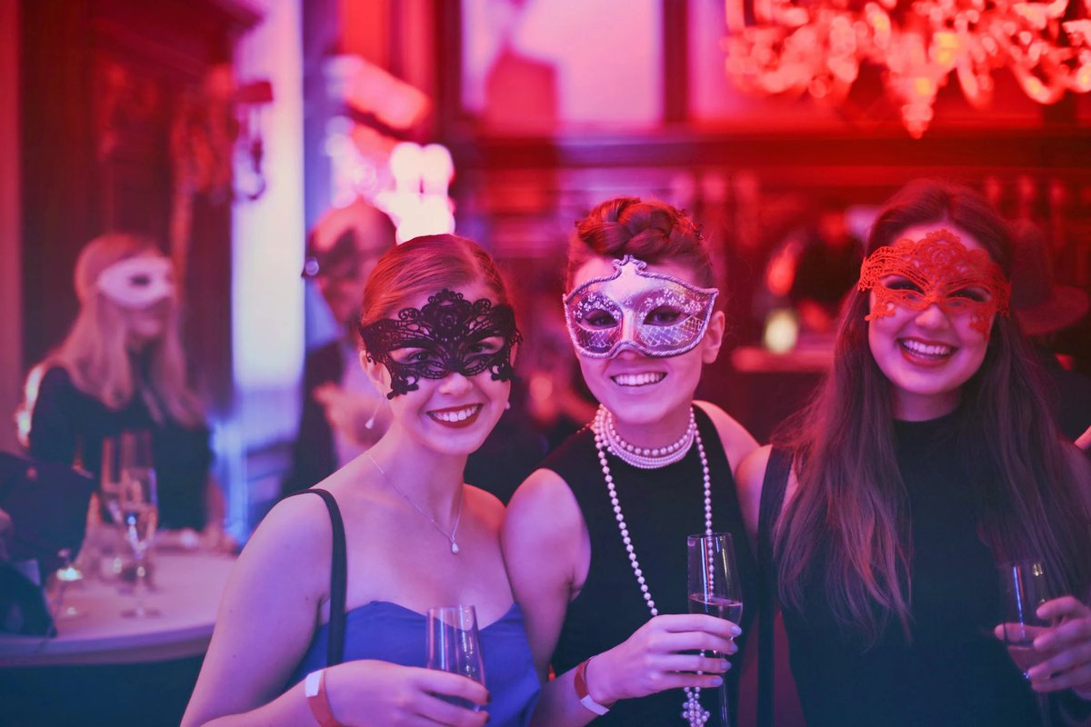 CYoungSilver's tweet photo. Happy Halloween, everyone! May your evenings be as spooky and exciting as you desire. Sparkle with our amazing collection tonight! https://t.co/baWdsLETLd