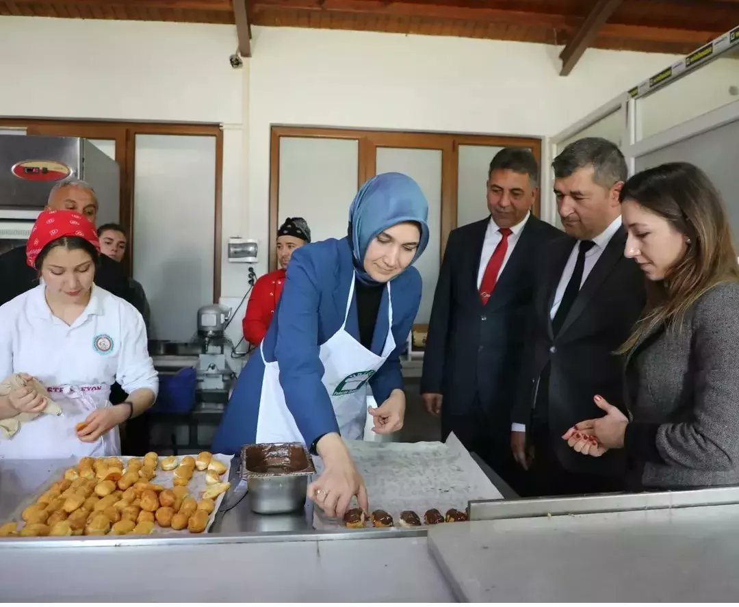 kad_cay's tweet photo. Afyonkarahisar Valisi Sayın Doç.Dr Kübra Güran Yiğitbaşı Çay Kadın Kooperatifini ziyaret ederek, üretime katıldı.
Nazik ziyaretinden ve desteklerinden dolayı teşekkür ederiz.
@kubrayigitbasi @AfyonValiligi @YslbsEmre @HuseyinAtli03 @MerveOruc03 @afyonkulturevi @caykaymakamlik https://t.co/AbVJ1HoYJR