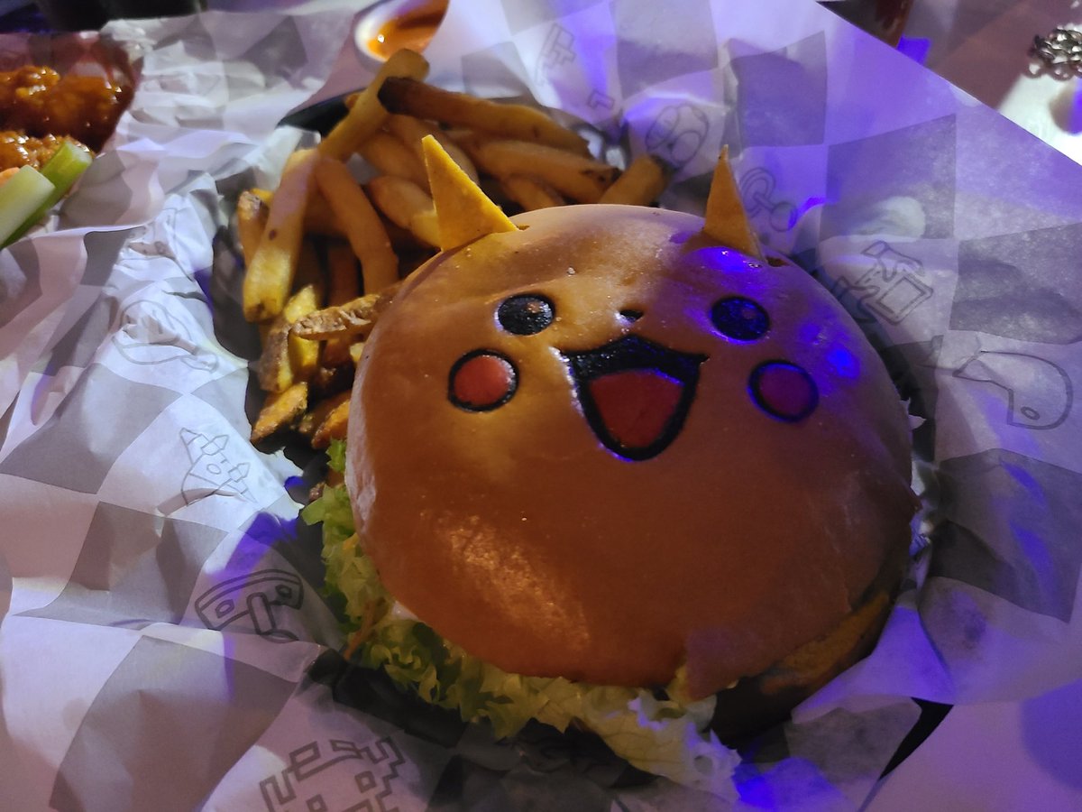 Moncherriedesu's tweet photo. Nakamas y Poketrainers de #Monterrey, les dejo aquí el dato para que prueben las deliciosas Pikaburgers 💛 de @LaHordaBar nosotros las probamos el sábado y no nos arrepentimos... las encuentras en cualquier día no sólo en Halloween.
#Pikachu #Pokémon #BarArcade https://t.co/SWXHavz86N