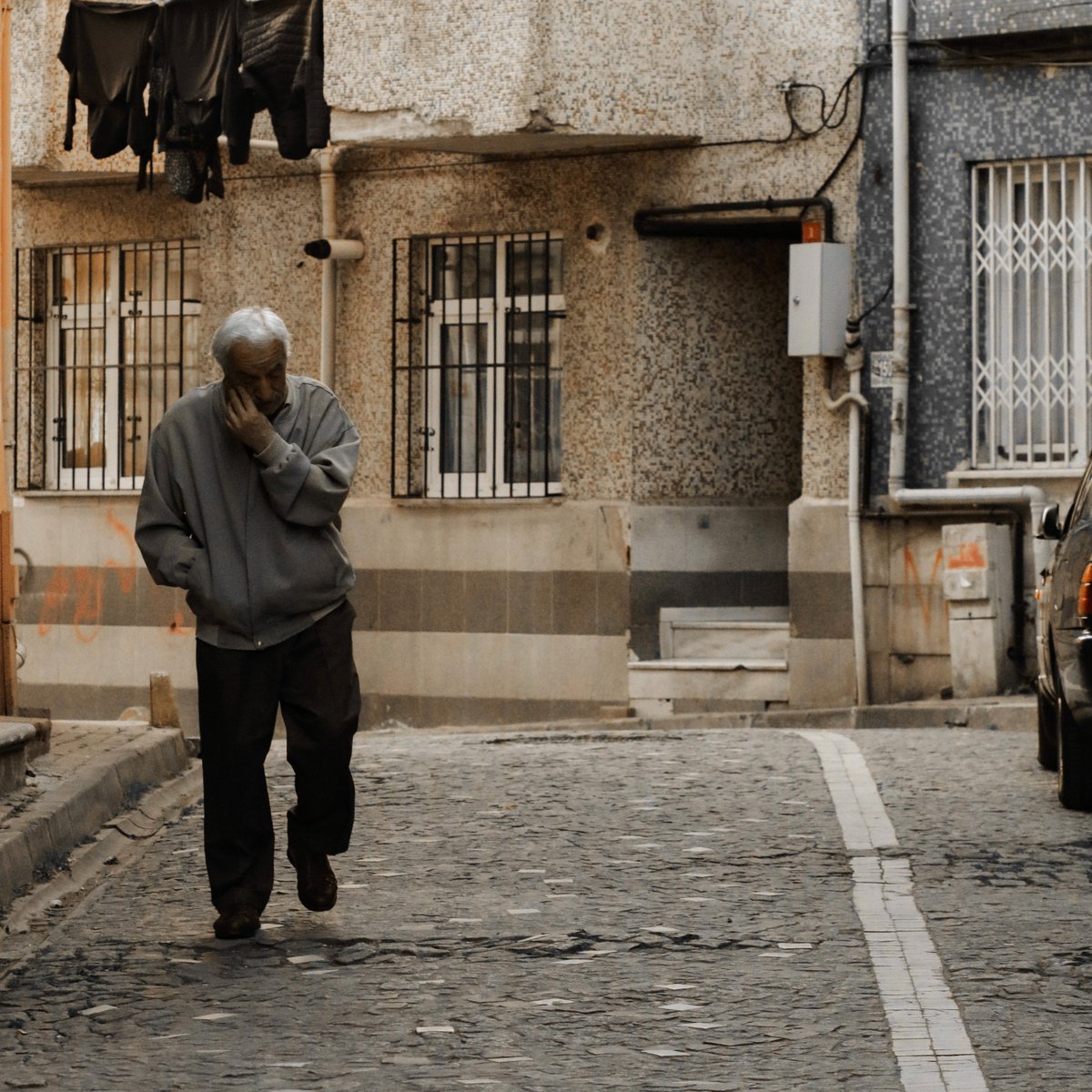 El vagabundeo se puede dar en el Alzheimer y se caracteriza de permanecer andando durante mucho tiempo sin rumbo fijo y sin motivo aparente🚶‍♂️❓
Este tipo de conducta suele ser un problema cuando se produce en lugares inadecuados ya que existe un riesgo de caída o de fuga.