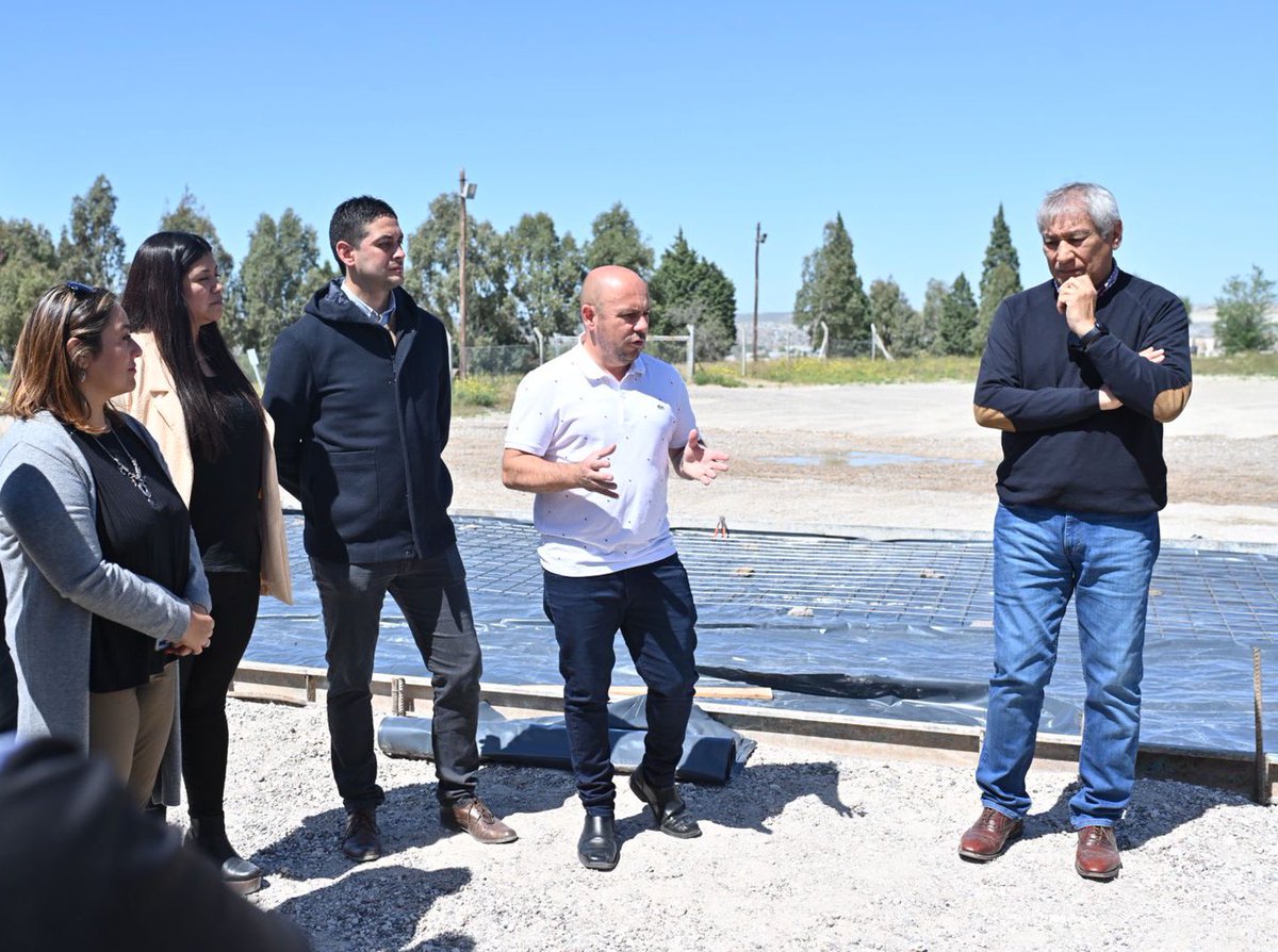 gabydelucia's tweet photo. Junto a nuestro Sec. Gral Alfredo Beliz, el vicegobernador @ric_sastre, nuestro SubsecGral @damipe861 y empledxs de comercio, recorrimos el inicio de obra del playón deportivo en el camping SEC de la ciudad de Puerto Madryn. 
Gracias por acompañar incondicionalmente esta gestión. https://t.co/L5tWVoGIQd