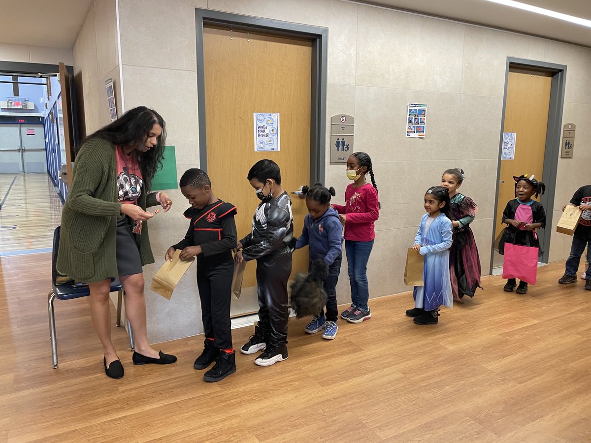 KMunrett's tweet photo. MLK Indoor Trick or Treating! Fun was had by all https://t.co/KzYplAVdEi